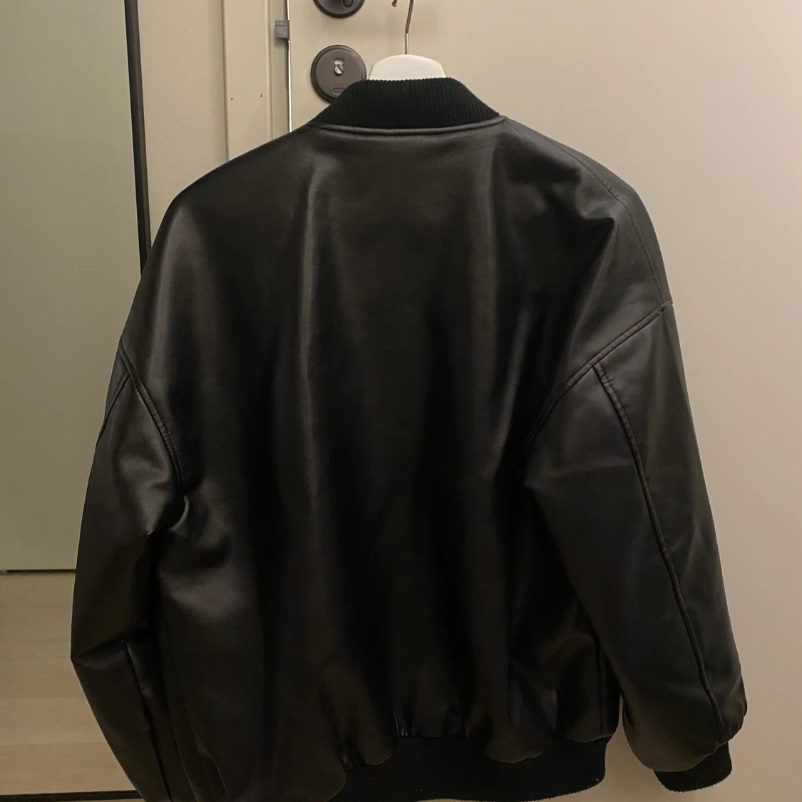 Skinnbomberjacka i PU från Bikbok - 90