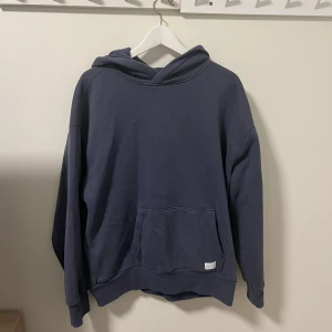 Blå Hollister Hoodie - Blå super snygg tjocktröja från Hollister. Skick 10/10 nästan aldrig använd. Sitter stort