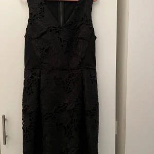 Klänning Club Monaco - Fin festklänning från Club Monaco med fina detaljer och spets. Mycket bra skick. Jag är storlek 36