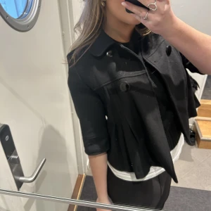 Svart trekvartärmad jacka  - Superfin trekvartsärmad jacka! Men tyvärr för liten för mig😪