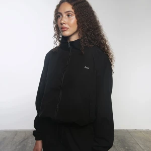 A-DSGN tracksuit - Tracksuit Jacket från Alice Stenlöfs populära märke Adsgn. Slutsåld på hemsidan! Köpt för / nypris: 700kr Använda en gång så fortfarande i Nyskick! Storlek: S