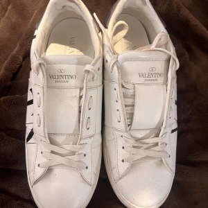 Valentino sneakers - Fina valentino skor i använt skick Bättre pris vid snabb affär
