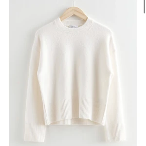 Stickad Tröja - Säljer en vit stickad tröja från &other stories i storlek S. Bra skick! Originalpris 490kr. Frakt tillkommer.