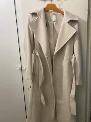 Beige kappa, stl 34 - Helt ny, oanvänd kappa, 300kr