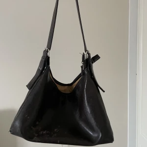 Brun Väska -  snygg och rymlig väska köpt second hand som fortfarande är i bra skick!🤎🤎