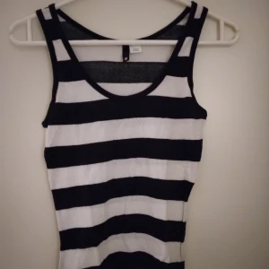 Svartvitt randigt linne. Mjuk bomull, stretchig. Strlk: XS-SMALL.  - Svartvitt randigt linne. Mjuk bomull, stretchig. Strlk: XS-SMALL. 