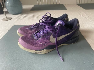 Nike Kobe 8 System - Skicket är anvädt. True to size. Kommer inte med någon box eller låda.