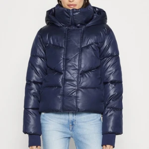 gaap jacka - supersöt jacka från Gap 💓 Storlek S, köpt på zalando för några veckor sen men vill ha en annan färg 💓 Nypris 949, BRA SKICK 💓 Mitt pris 599kr 💓