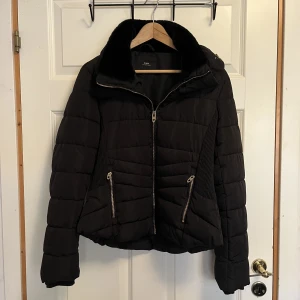 Zara jacka - Superfin och skön jacka från Zara med teddyfoder i kragen och flercefodrade fickor Lätt använd, hittar inget slitage  Är storlek XL men känns mindre  Nypris: 599 Mitt pris: 399 Kan diskuteras, buda så kommer vi överens  Säljer endast inom Sverige 