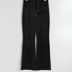 Velour trouers - Helt nytt oxå den blåa säljer båda två nu båda e jätte sköna och samma beskrivning. Ordinarie pris: 300kr❤️❤️ ni får buda.