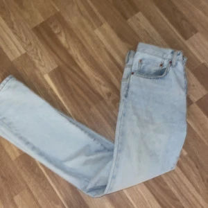 Zara jeans - Zara jeans som är i storlek 36 EU, vill bli av med dom också :) (väldigt ljusblå)