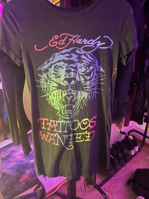 Ed Hardy T-shirt  - Ed Hardy T-shirt. Står att det är M men sitter som en XS/S. Skriv om ni undrar något 