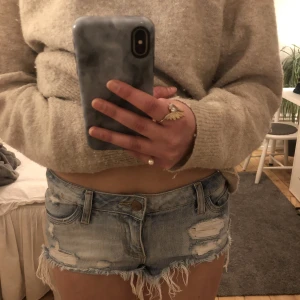 Jeansshorts - Säljer dessa söta jeansshorts som köptes i somras second hand, de är från hm från början! Midjemåttet rakt över 38cm, alltså en 34! Jag säljer de eftersom de är lite korta på mig🌟🫶🏼
