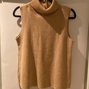 zara topp! - skitsnygg topp ifrån zara. använd max 3ggn ❤️. 