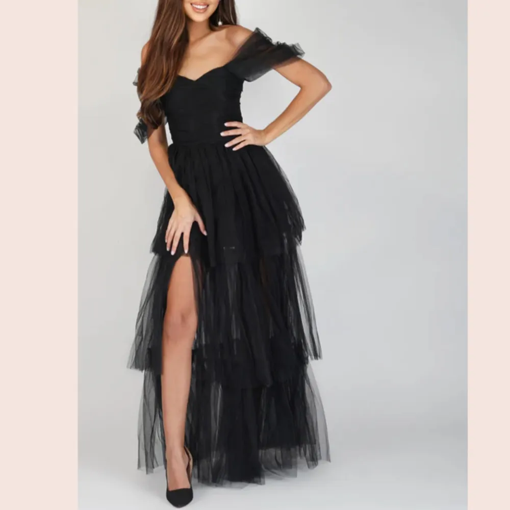Säljer denna klänning från lace & beads, storlek xxs . Klänningar.