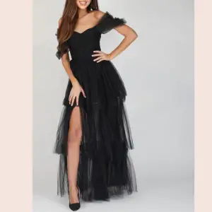 Säljer denna klänning från lace & beads, storlek xxs 