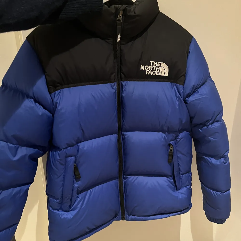 Säljer en jättefin blå North Face jacka i mycket bra skick!💘 Den är i barnstorlek xl vilket motsvarar xs/s. Skriv om ni undrar någon eller vill ha fler bilder:). Jackor.