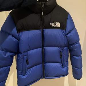 Säljer en jättefin blå North Face jacka i mycket bra skick!💘 Den är i barnstorlek xl vilket motsvarar xs/s. Skriv om ni undrar någon eller vill ha fler bilder:)