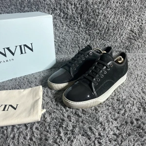 Lanvin skor - Tja säljer nu dessa sjukt snygga lanvin skorna i en grå färg. Skorna är i uk 7 alltså 42. Bra skick men fått en creas på vänster sko. Skick 8/10. Nypris 4299 mitt pris 2249. Låda och Dustbag medföljer. Möts i Stockholm eller fraktar spårbart via postnord📦