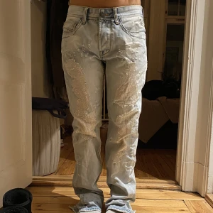 håliga jeans - Snygga ribbade jeans köpta här på plick. Aldrig använt, säljer för att dom är för små. Bilderna är på min vän som är 153 cm❤️