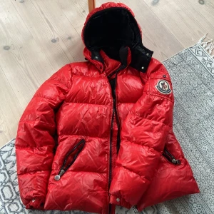 Moncler glozzy puffer - Jag säljer nu min moncler jacka i fint skick 6/10. Kan möjligtvis behövas kemtvätt. Rök och djurfri miljö. Avtagbar luva. Pris kan diskuteras.