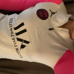 Psg tröja  - En jätte smyg psg tröja med rosa ärmar säljer för den kommer ej till användning längre