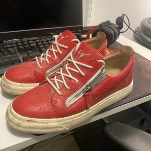 Giuseppe Skor - Säljer mina Guiseppe skor! De är true to size! De är lite smuts på de men de är bara o tvätta de lite så kommer de se helt nya ut! Knappt använda! Box medföljer!!