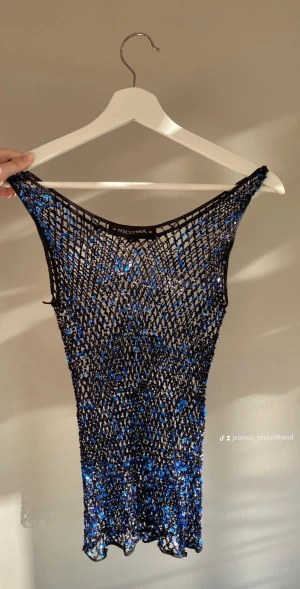 Pärl glitter party topp - Finns att köpa på jealoussecondhand.com