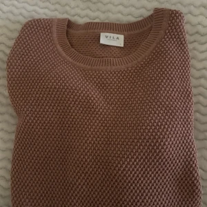 Gammalrosa stickad tröja  - Stickad tröja i tunnare material, superfin färg och perfekt till vardags. Jag har M och tycker den sitter snyggt löst på mig.  Väldigt lite använd. 
