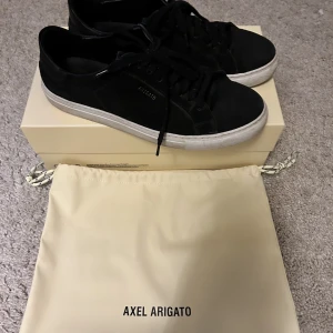 Arigato skor  - Arigato skor i väldigt bra skick 7/10 Ingår bra bag 