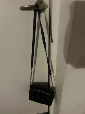 Handväska från mango!  - Svart snygg handväska från mango🧡Kan skicka fler bilder. Bra skick! 