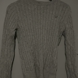 Stickad tröja - Stickad gant tröja i storlek S. Använd ett par gånger men inga avvikelser.