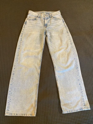 H&M jeans storlek 34 - Blåa jeans från H&M. Breda i benen och mid waist 
