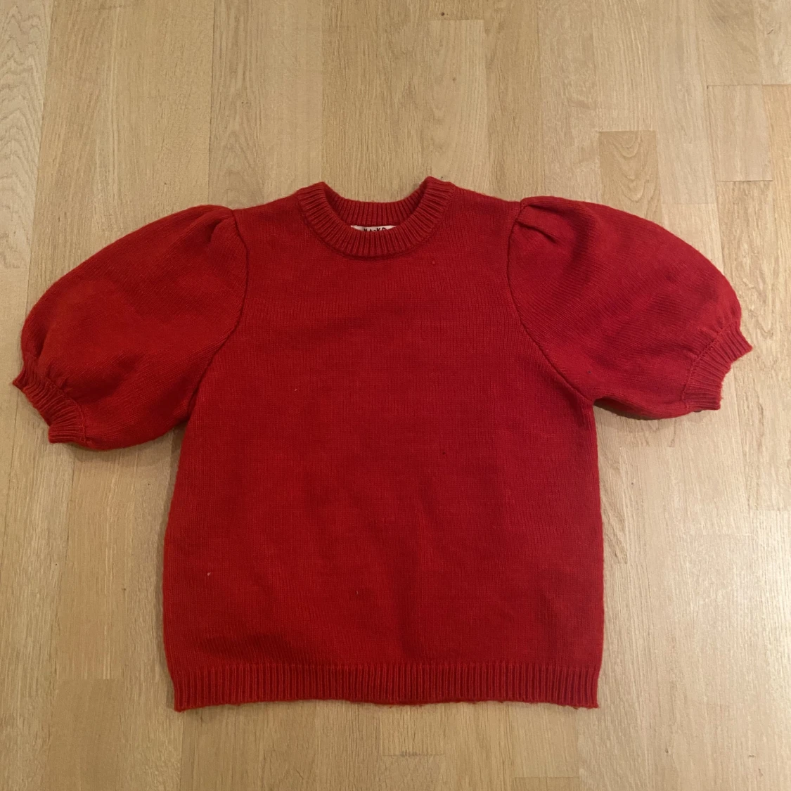 Röd stickad tröja från NA-KD