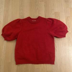 Säljer denna fina röda stickade tröjan i storlek M då jag inte får användning av den. Köptes för 2 år sedan och finns därför inte att köpa längre. Använd en gång på julafton❤️den är i Storlek M men passar bra på mig som har S i vanliga fall 