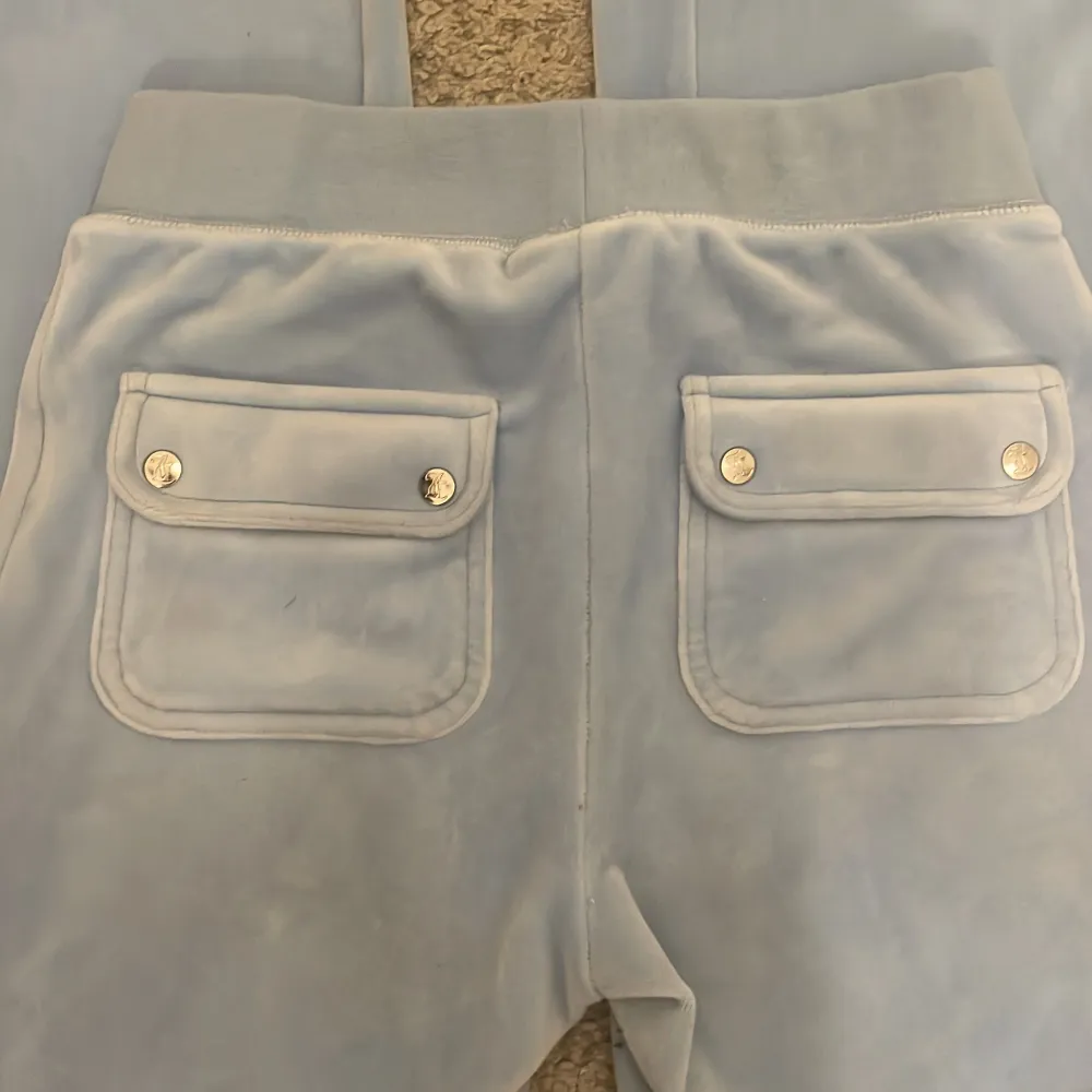 Säljer dessa fina ljusblå juicy byxorna då de inte kommer till användning längre. Jeans & Byxor.