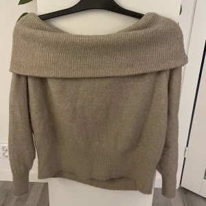 Off shoulder stickad tröja - Jätte skön o snygg off shoulder tröja. Brun/beige färg💗skriv privat för mer bilder!