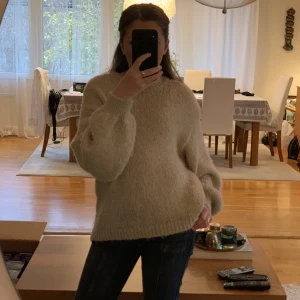 Stickad tröja  - En jättefin stickad tröja från GinaTricot, i storlek Xs💗❤️ Skriv till mig om ni vill ha mer information❤️🥰 