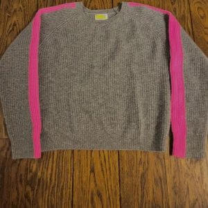From Future tröja - Grå Kashmir From Future tröja med en rosa rand på varje ärm. Andvänd 1 gång. Jag kan tänka mig att mötas upp