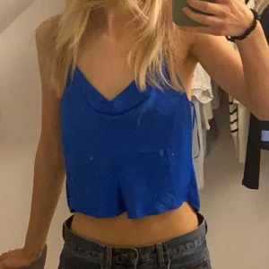 Festtopp - Säljer denna jättefina festtoppen från zara. Köpt här på Plick men som i nyskick. Hör av er om ni har några frågor, puss puss💋