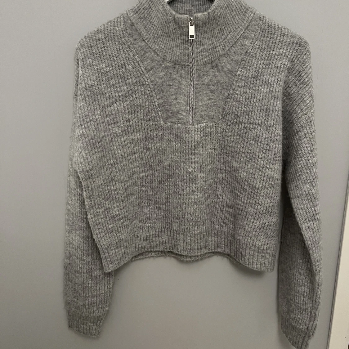Stickad grå tröja