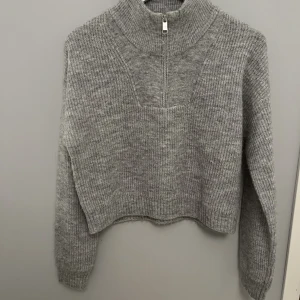 Stickad grå tröja - Stickad tröja från lindex. Aldrig använd, superbra skick! Storlek 170 passar mig i XS