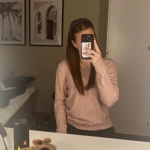 Stickad tröja - Stickad tröja från Vila. Köpt för 199kr. Använd en gång. Mer rosa i verkligheten.