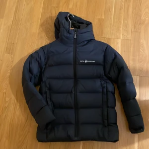 Sail racing jacka - En sail racing jacka som nu är för liten. Köpt på kids brand store för 2700, skick 8/10.