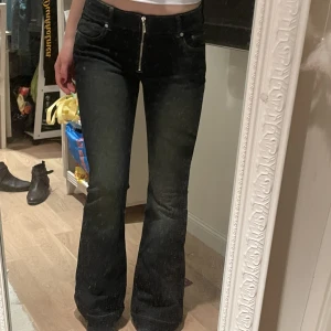 Ariel Zip Low Flared Jeans - Säljer eftersom jag önskar de var något längre. Helt oanvända! Notera att jag är 182 så kommer inte vara för korta på dig!