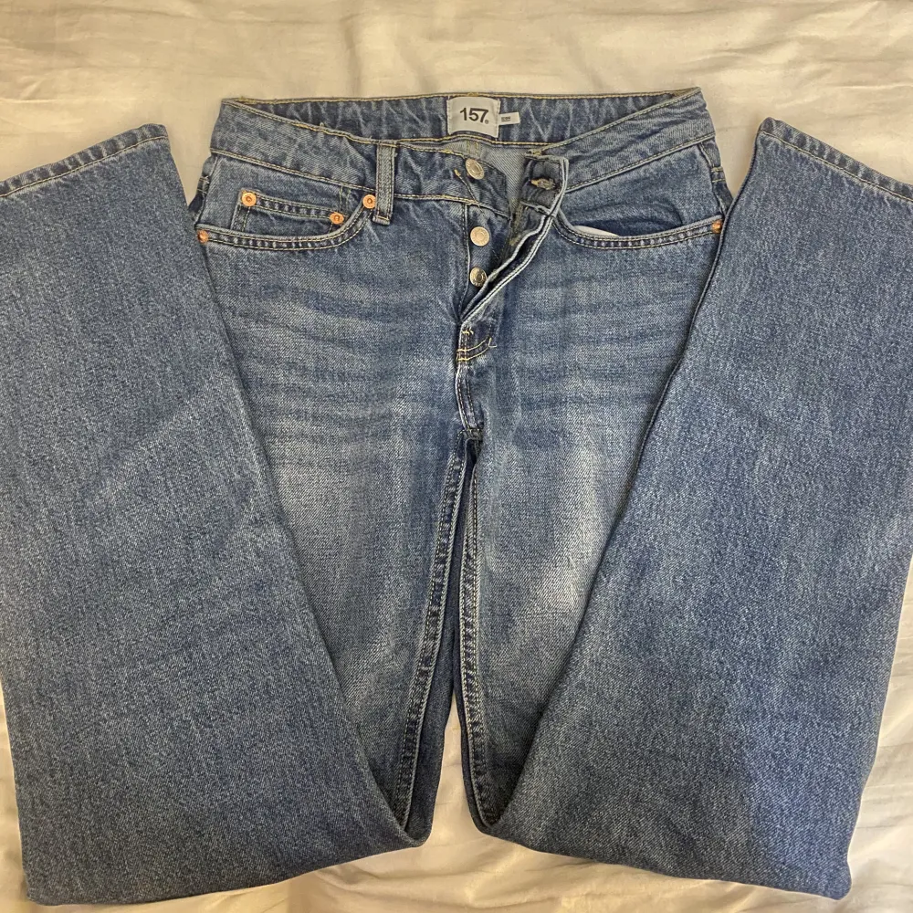 Straight low jenas i mörk blå, kommer inte till användning då jag har 2 likadana. Köpt för 400💕. Jeans & Byxor.