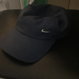 Nike keps  - Säljer min Nike keps, köpte den för 500 men säljer för 50! Skriv om ni är intresserad! FÖRST TILL KVARN 