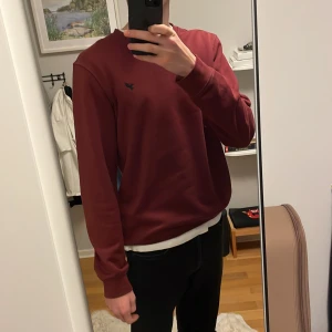 Collegetröja från Pier One - Stilren collegetröja/sweatshirt från Pier One. Använd men gott skick. Pris går att diskutera.