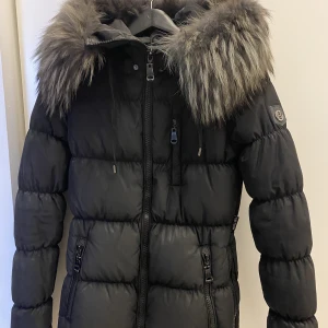 Hollies jacka - Snygg pälsjacka med äkta päls. Köpt för 4 år sedan men endast använd 1 vinter. Köpt för 3000kr