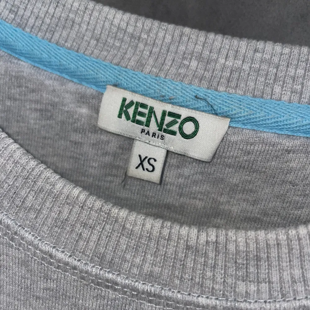 Grå kenzo tröja i storlek XS. Använd en gång. Den är som helt ny. Ny pris 2500kr säljer för 500kr.. Tröjor & Koftor.